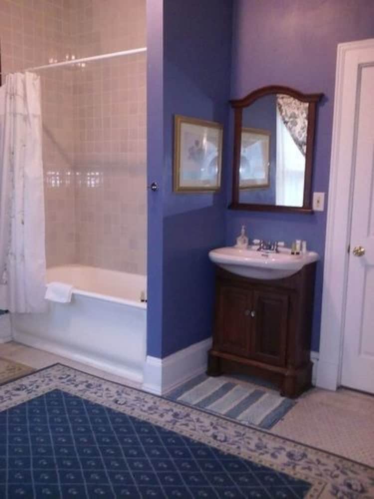 Room, Private Bathroom (Grandma Dixon) photo 2