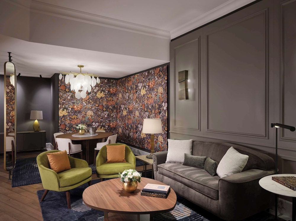 Anantara, Piazza View, Suite (Extra Bed 3 Adults)