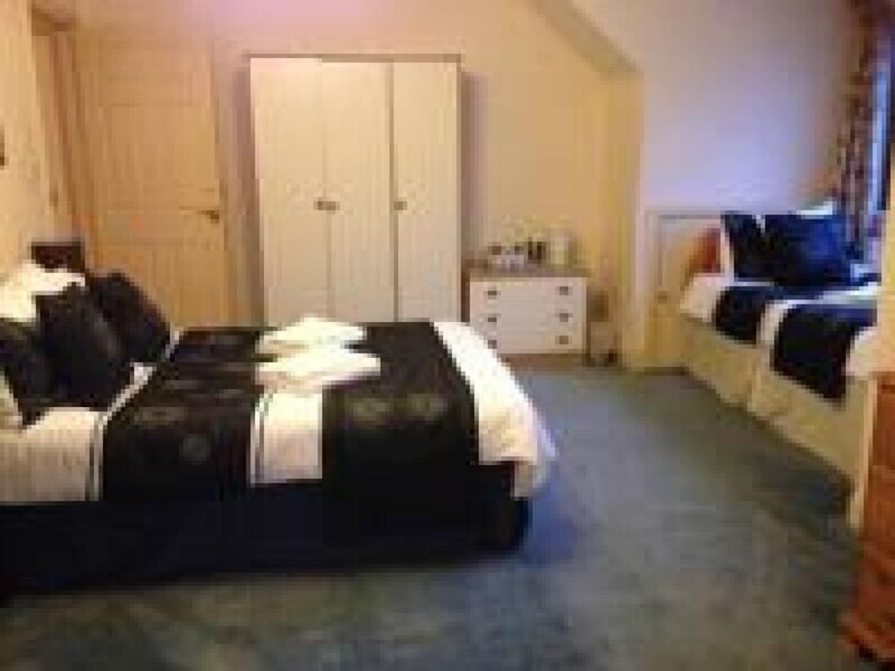 Triple Room, Ensuite (Bath only) photo 2