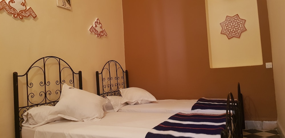 Twin Room, 2 Twin Beds, Shared Bathroom photo 1