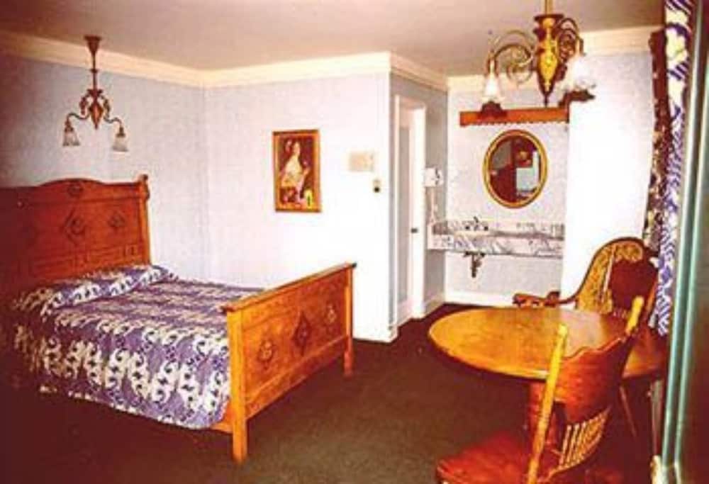Antique Room, 1 Queen Bed, Ground Floor (Corner Room)