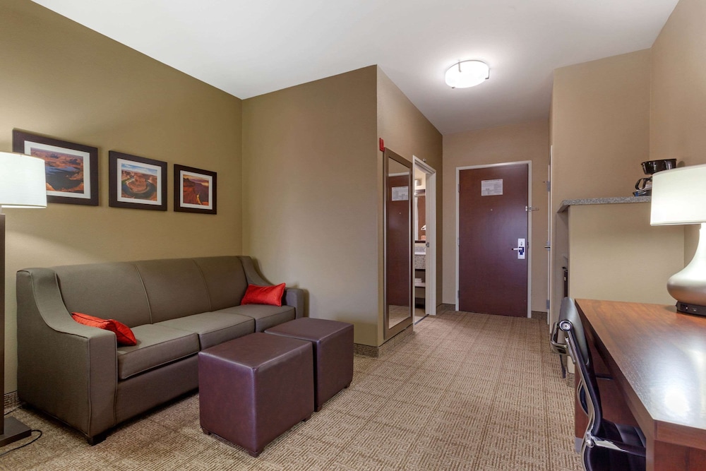 Suite - Photo 3