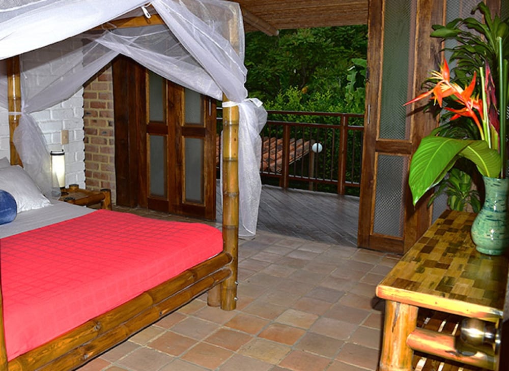 Superior Suite, 1 Queen Bed, Garden View, Garden Area