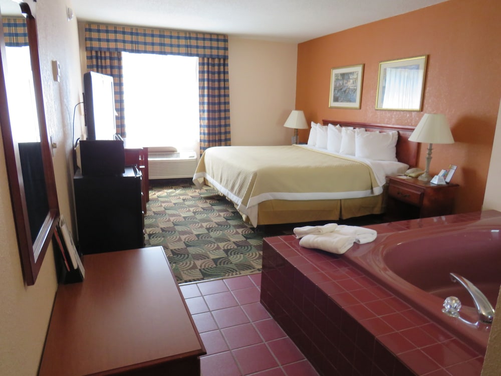 Standard Room, 1 King Bed, Jetted Tub photo 2