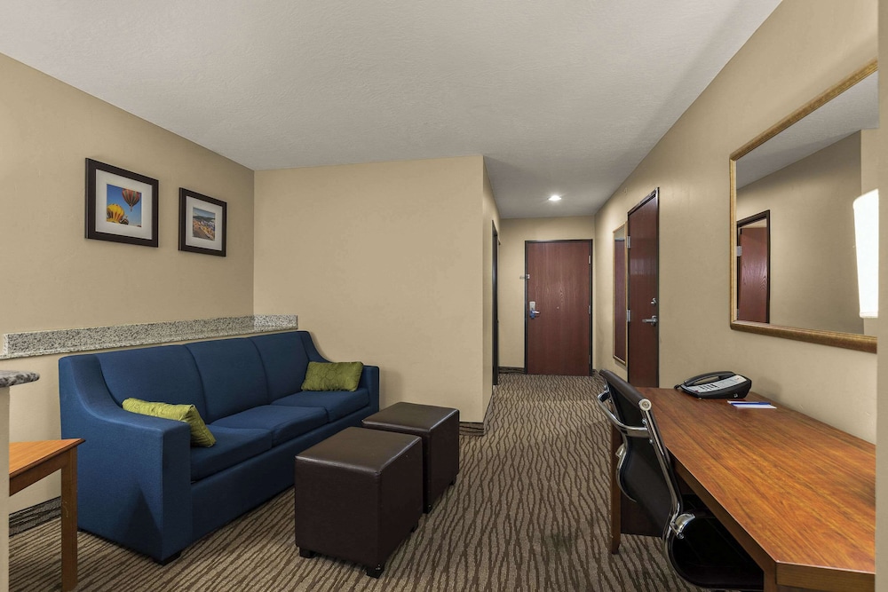 Suite, 1 King Bed with Sofa bed, Non Smoking - Photo 5