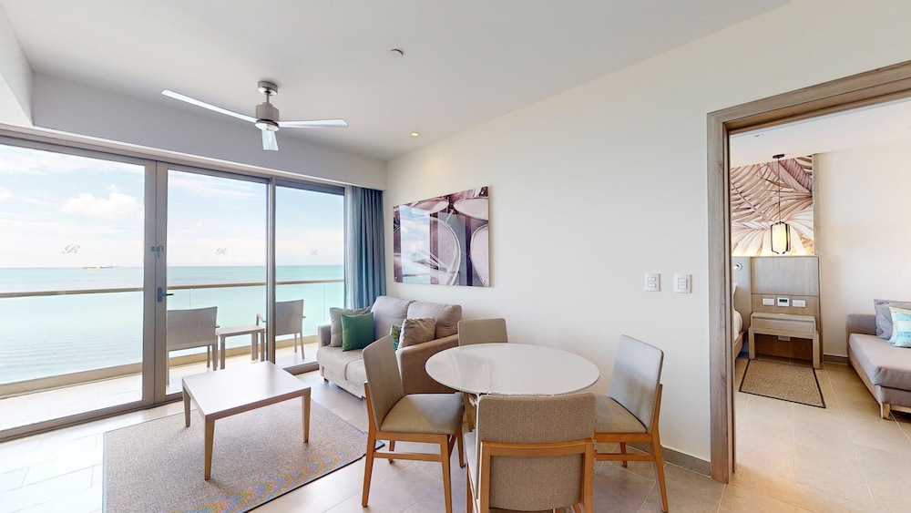 Luxury Presidential Beach Front One Bedroom Suite Diamond Club
