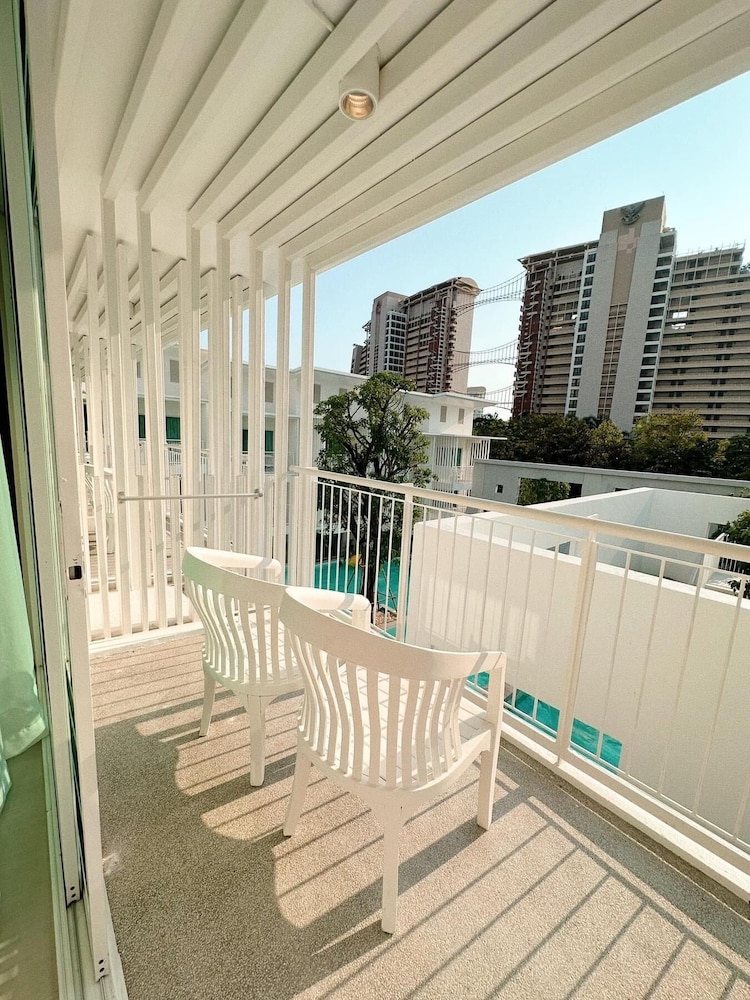 Deluxe Pool View - Photo 5