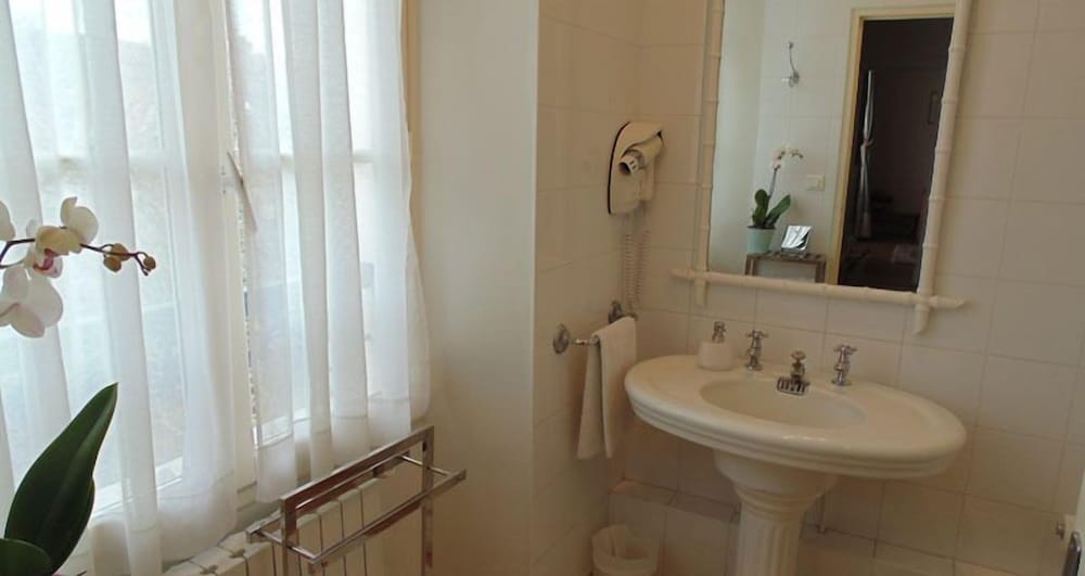 Standard Double or Twin Room photo 3