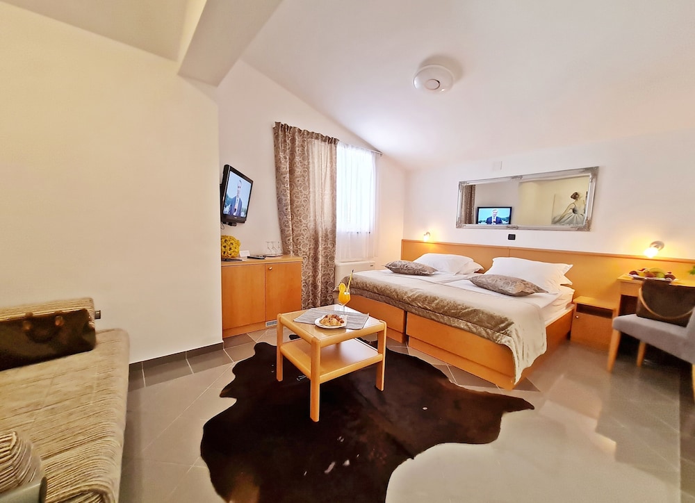 Standard Suite, 2 Bedrooms, Partial Sea View photo 2