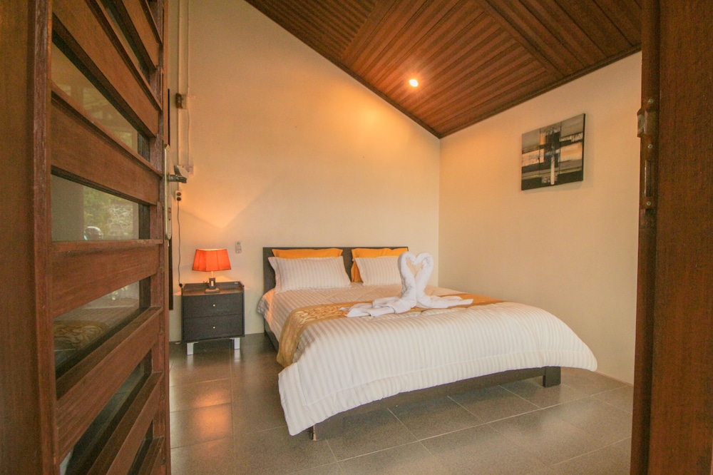 Exclusive Bungalow, 1 Queen Bed, Balcony, Beach View