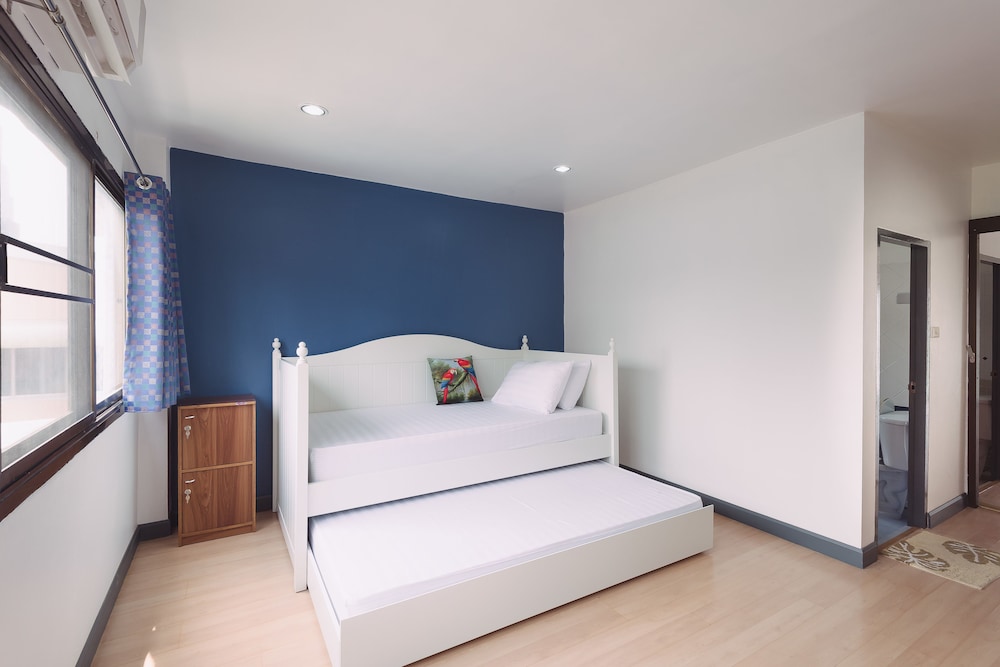 Twin Bedroom with Private Bathroom photo 3