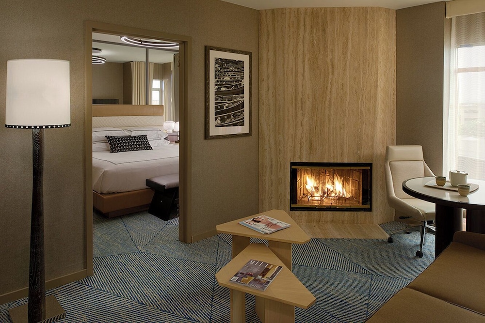 Suite, Fireplace - Photo 2