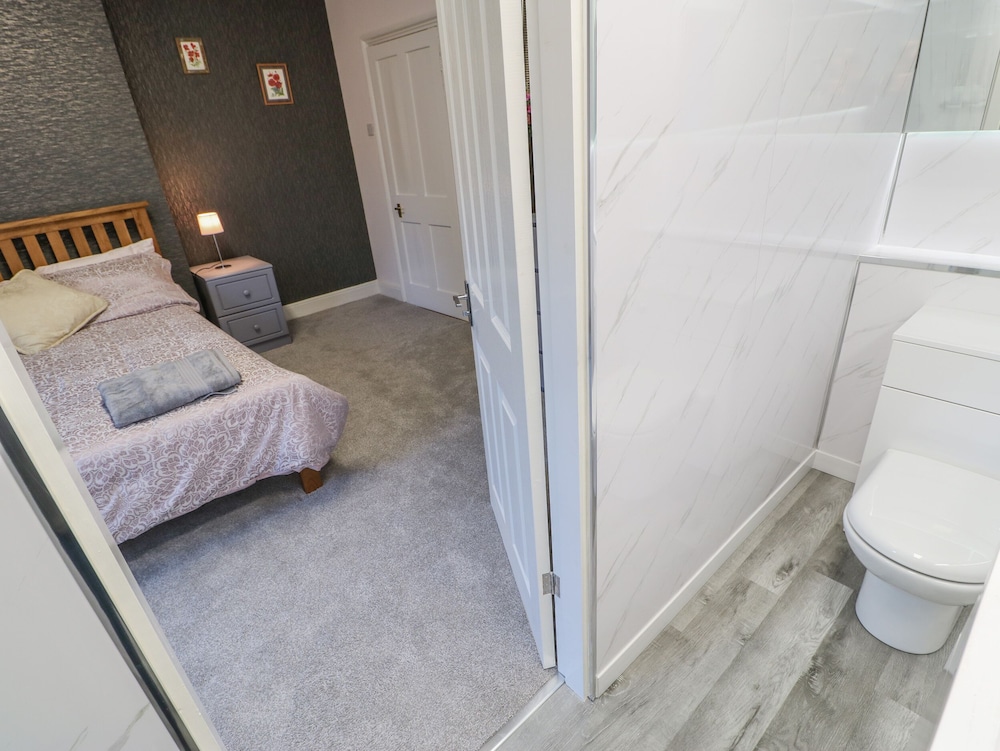 Suite, 1 King Bed (The Mainstay B&B - Flying Point - 2nd) photo 2