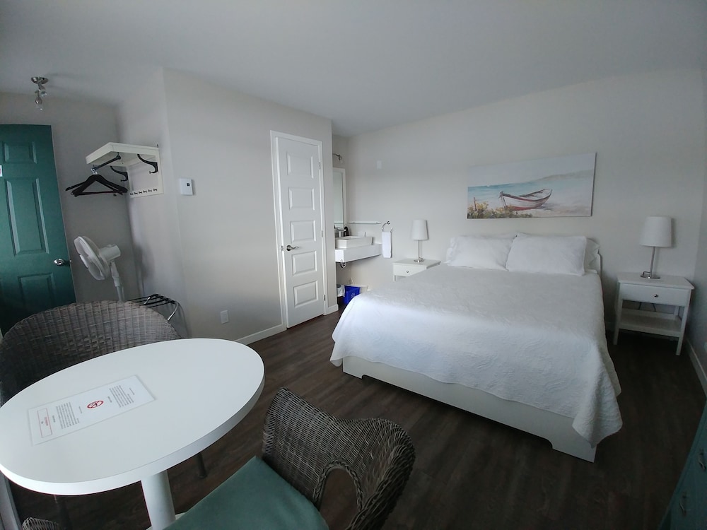 Superior Room, 1 Queen Bed, Private Bathroom, Lake View photo 2