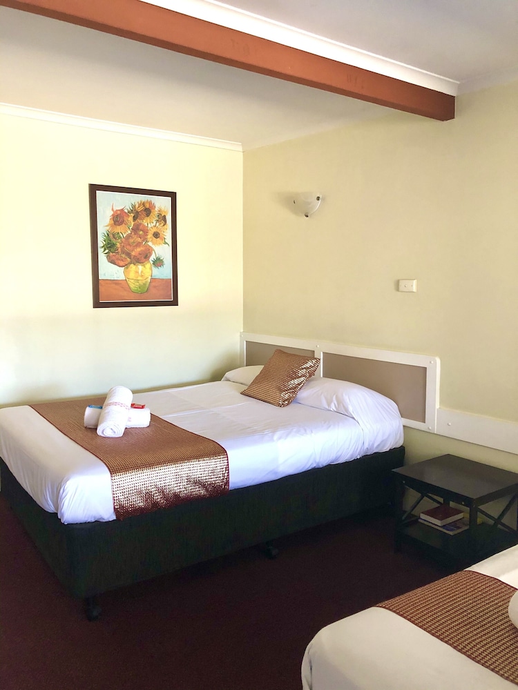 Queen room with a Single Bed