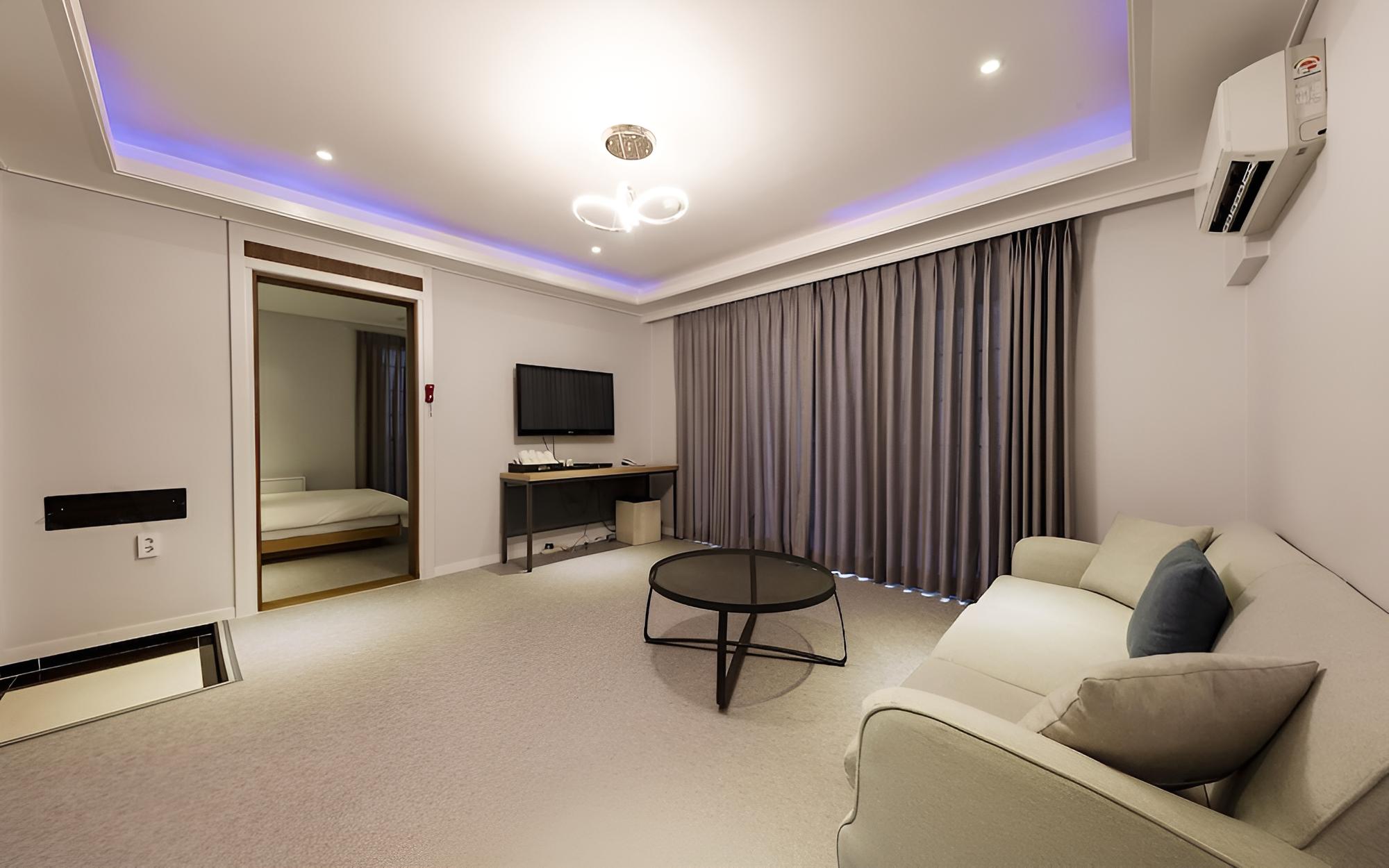 Room (Party Room (3 Bed Netflix Available H) - Photo 3