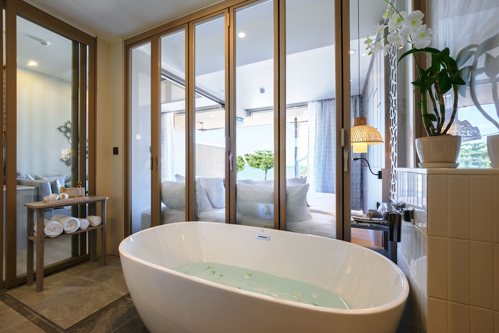 Seaview Pool Suite - Photo 4