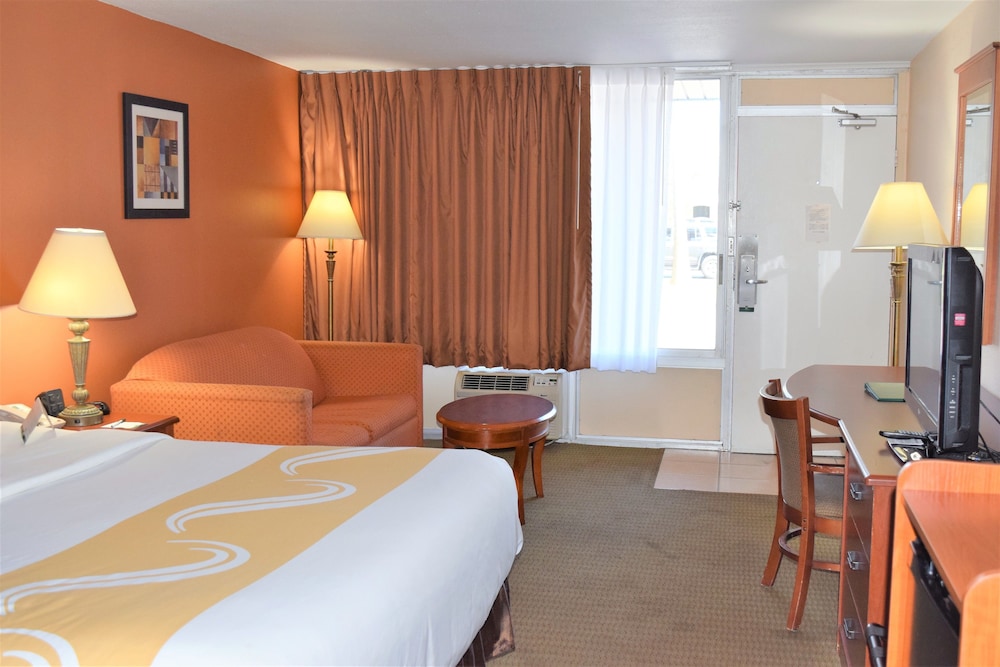 Standard Room, 1 King Bed, Non Smoking, Pool View - Photo 8