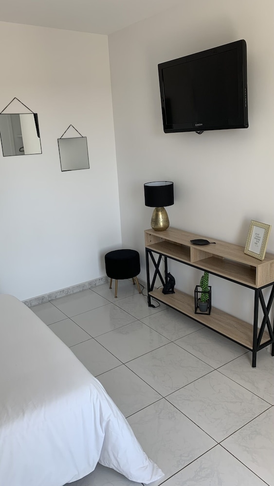 Standard Double Room, Private Bathroom - Photo 5