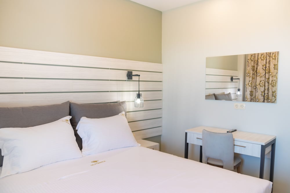 Deluxe Apartment, 1 King Bed With Sofa Bed, Balcony, Pool View photo 3