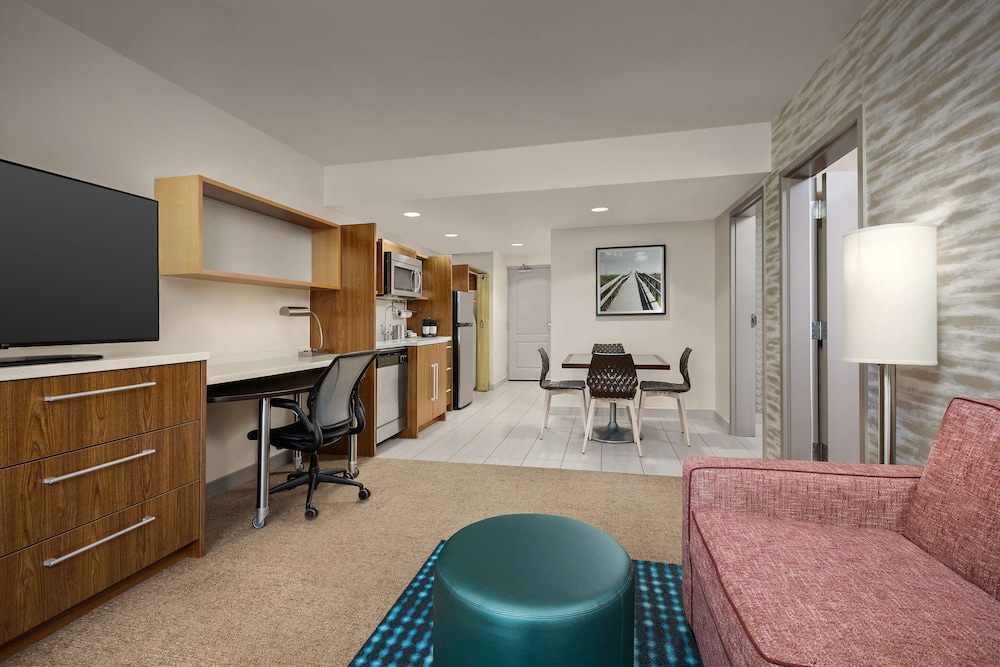 Suite, 1 King Bed - Photo 4