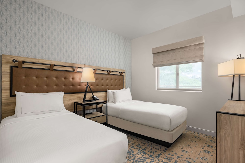 Suite, 1 King Bed, Accessible, Bathtub - Photo 3