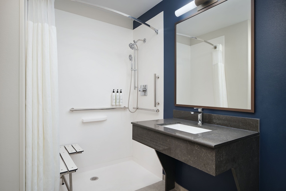 Room, 2 Queen Beds (Hearing Accessible) - Photo 7