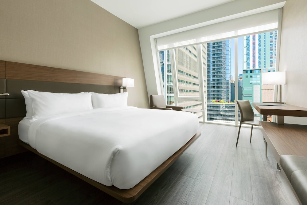 Room, 1 King Bed, City View (Mobility/Hearing Access, Roll-in Shwr) photo 3