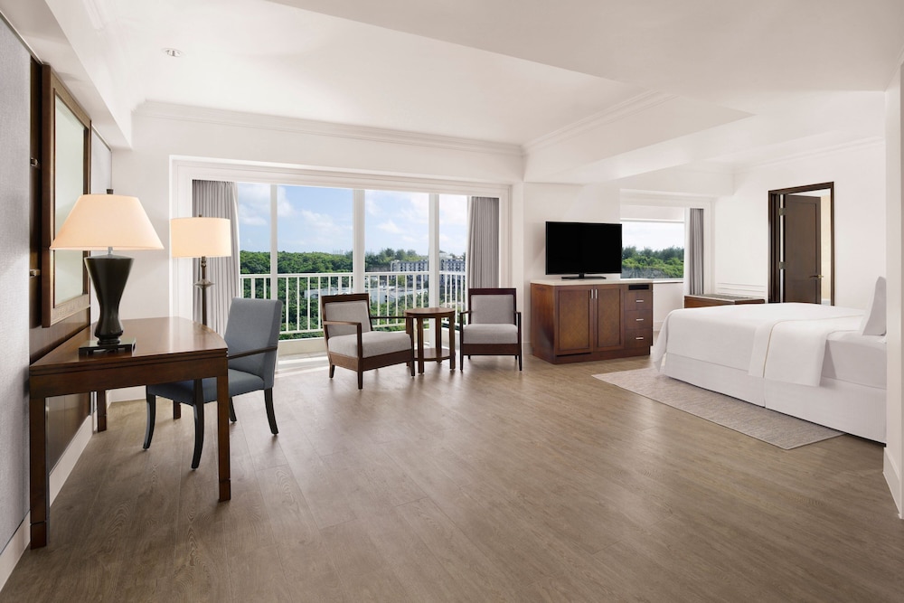 Executive Room, 1 King Bed, Corner - Photo 4
