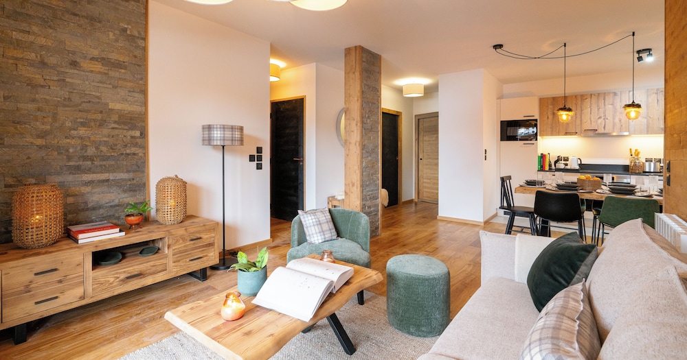 One-Bedroom Apartment + Cabin (6 People) with Balcony
