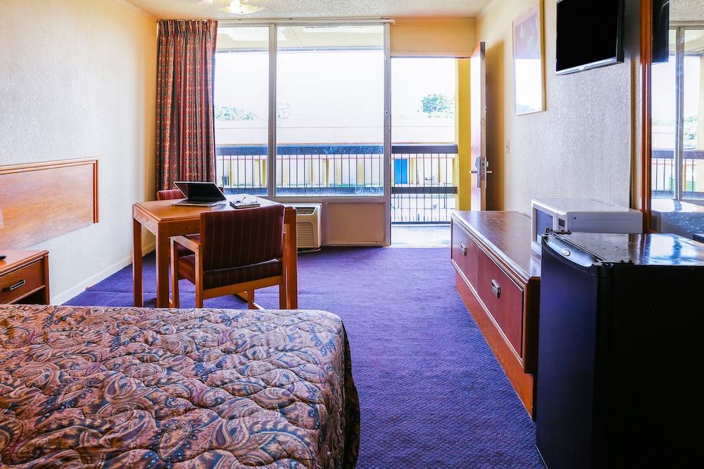 Economy Room, 1 King Bed - Smoking photo 3