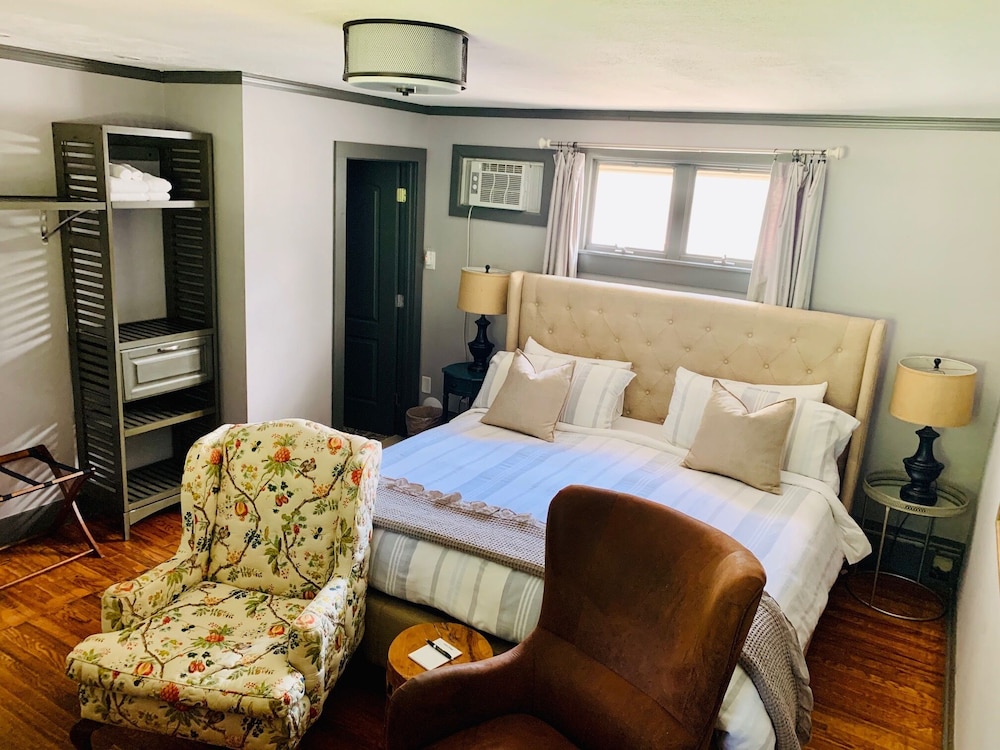 Standard Room, 1 King Bed (No Pets) photo 2