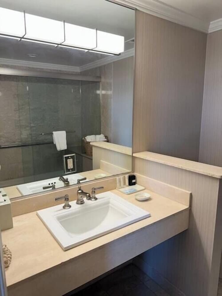 Premium Room, 1 QUEEN BED with the Riverview - Photo 4