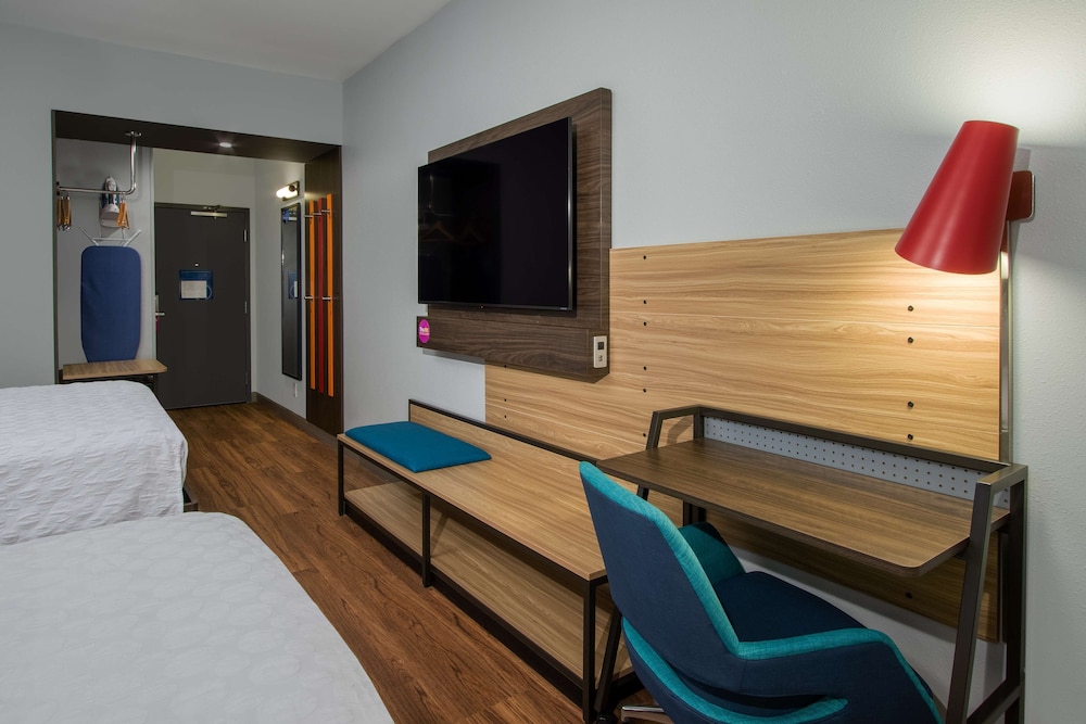 Room, 2 Queen Beds, Accessible (Mobility & Hearing, Roll-in Shower) - Photo 4