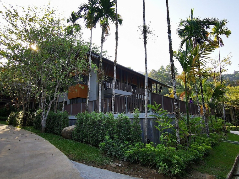 Deluxe Room, Pool Access thumbnail 6