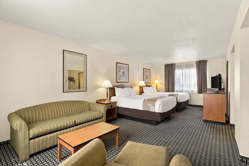 Room, Multiple Beds, Non Smoking (Larger Unit) - Photo 5