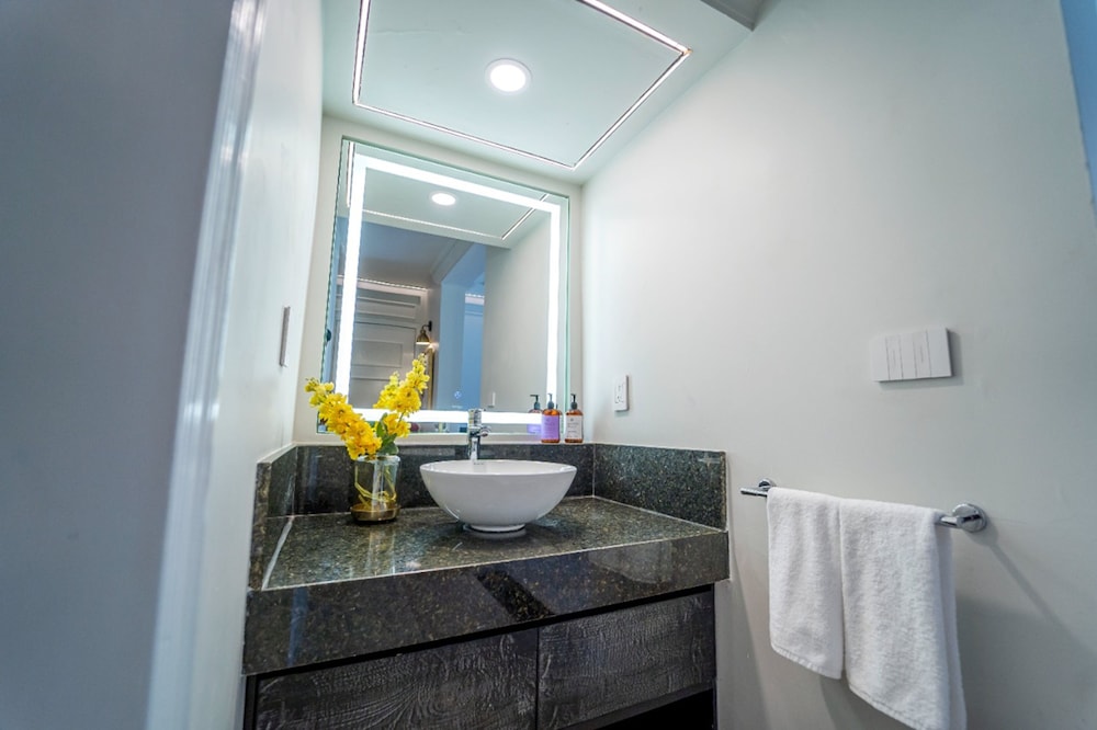 Contemporary Suite photo 2