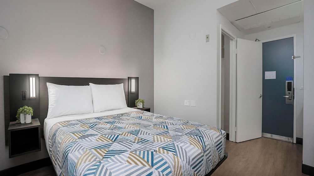 Premium Room, 1 Queen Bed, Accessible, Non Smoking photo 2