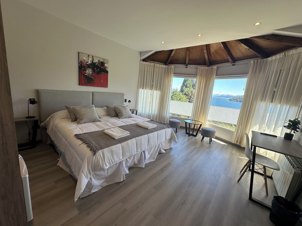 Superior Studio Suite, 2 Bedrooms, Lake View photo 1