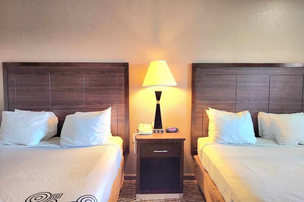 Room, 2 Queen Beds, Accessible, Non Smoking (Mobility, Bathtub w/grab bars) - Photo 3