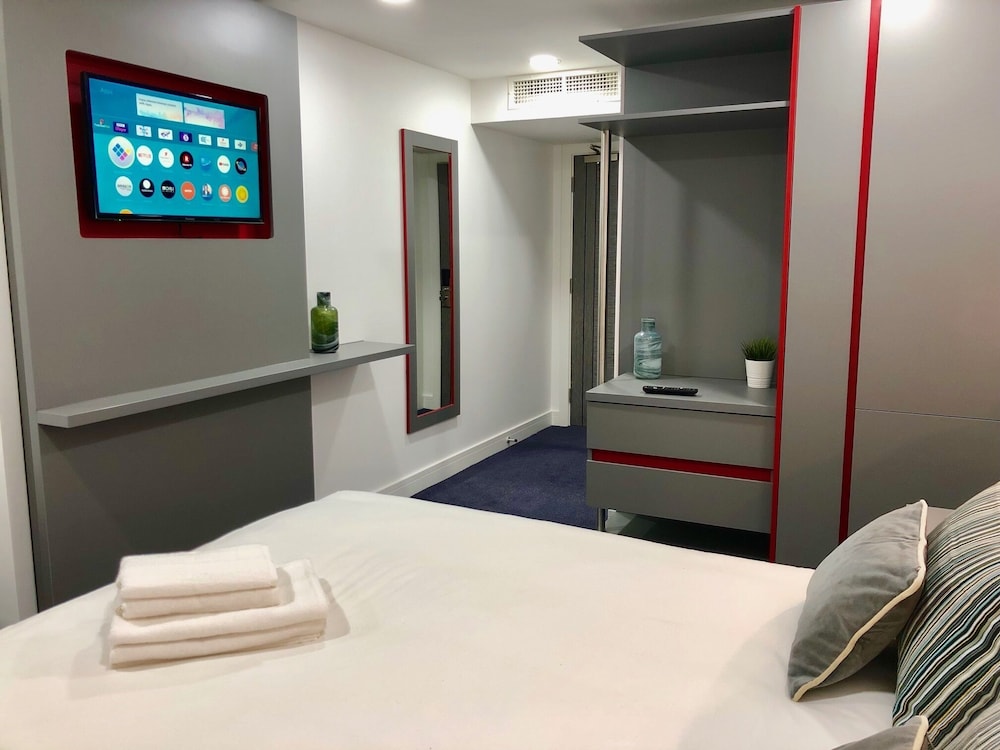 Double or Twin Room, Ensuite - Photo 2