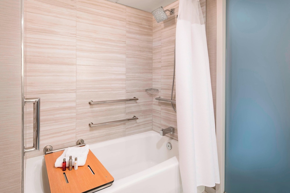 Club Room, 1 King Bed (Hearing Accessible) - Photo 5