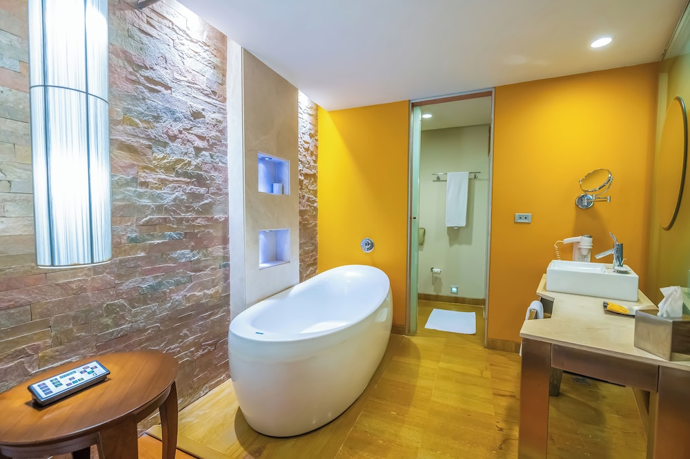 Premier Room with Bathtub - Photo 3