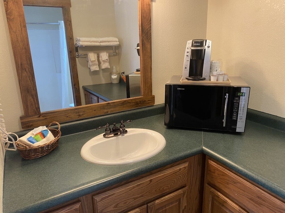 Standard Cabin, 2 Queen Beds, Non Smoking, Lake View photo 3