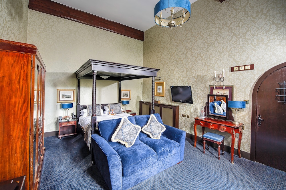 The De Lucy Suite