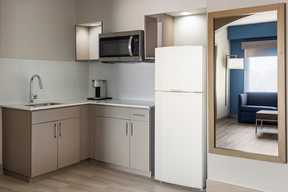 Suite, 1 Bedroom - Photo 2