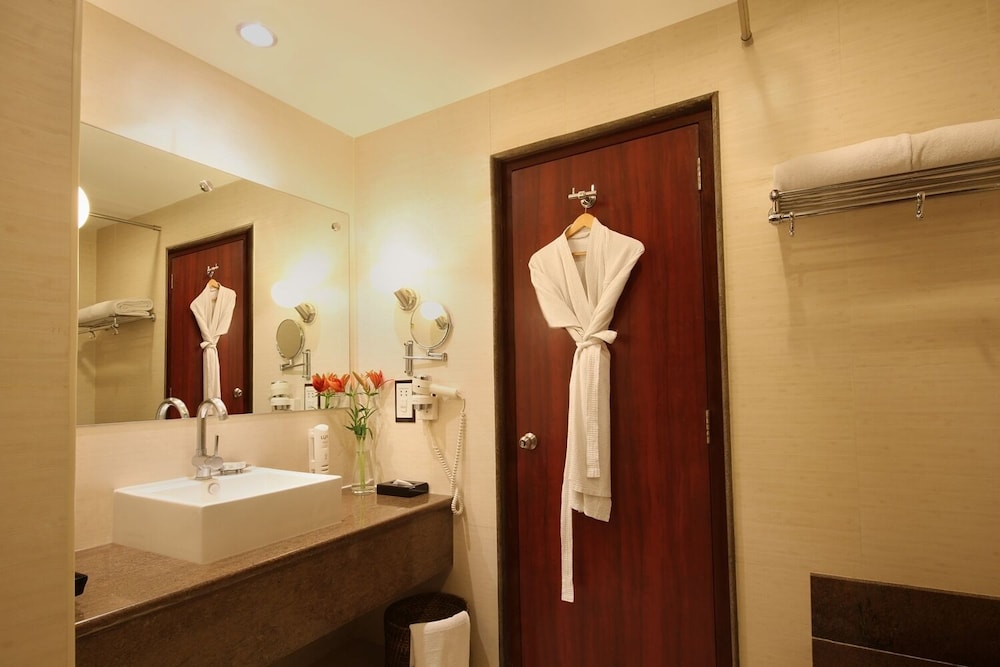 Deluxe Room, 1 Queen Bed (Deluxe Room Double) - Photo 4