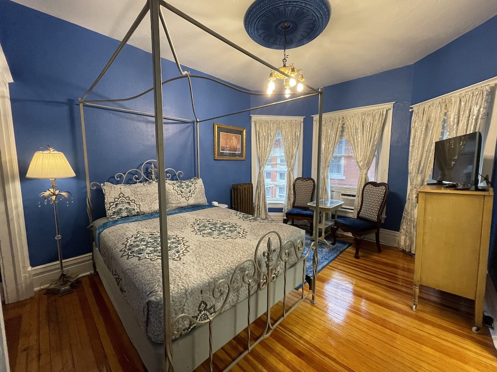 Victoria Suite 24