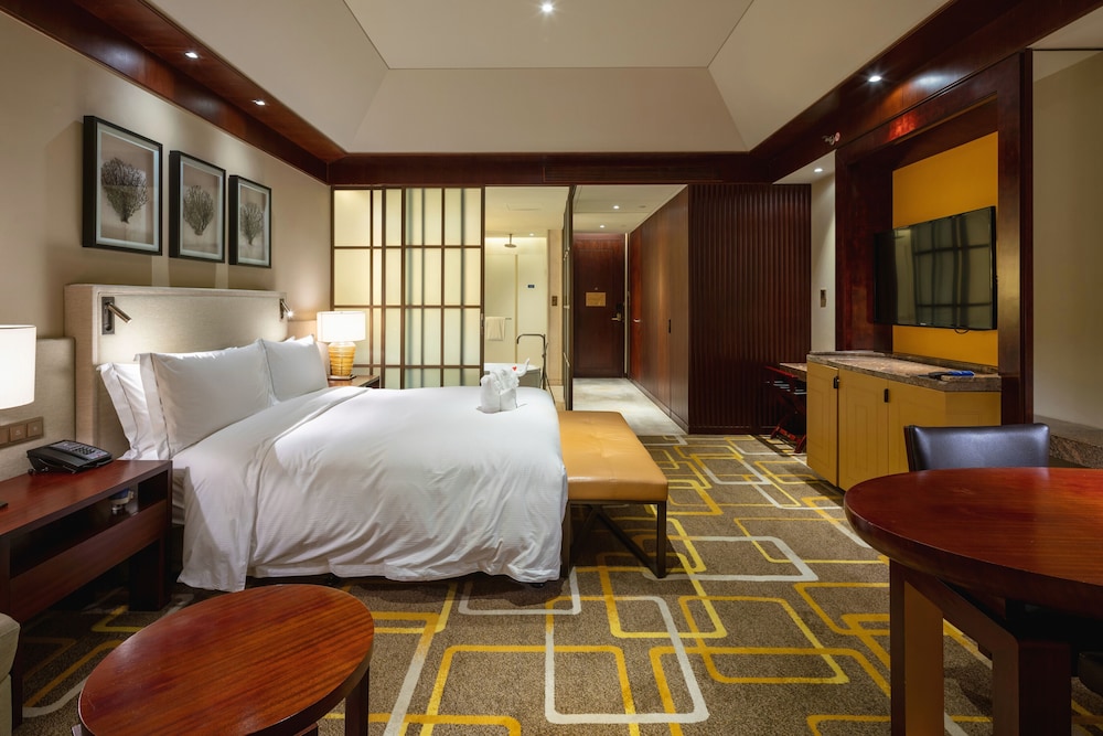 KING ONE BEDROOM OCEAN VIEW SUITE WITH LOUNGE ACCESS photo 2