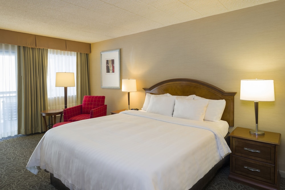 Club Room, 1 King Bed, Balcony - Photo 3